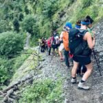 Se ve el descenso de un grupo de aventureros por una de las montañas del Himalaya