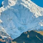 Imagen cima de una montaña del Himalaya totalmente nevada
