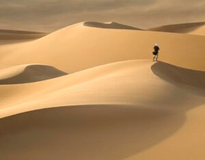 Vista del desierto del Sahara en el que nos transmite la inmensidad del desierto y una persona la esta observando