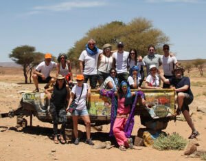 Grupo de personas que han realizado la aventura en el desierto
