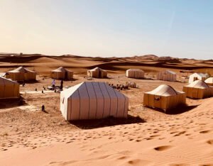 Conjunto de tiendas bereberes en el desierto.