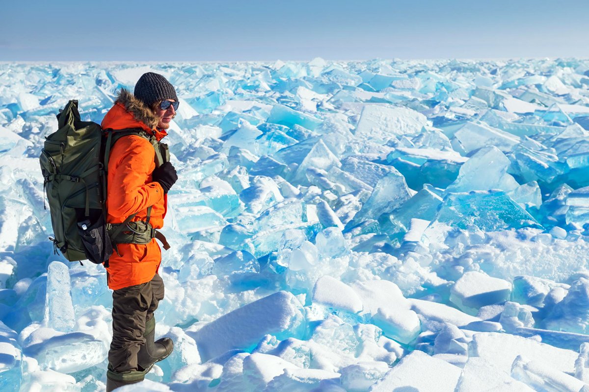 Viaja al Ártico desde Valencia. Persona mirando al horizonte en una expedición en el Ártico