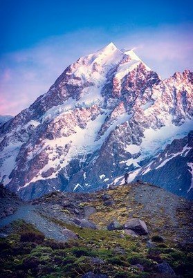 Ātman Experience™ experiencias increíbles. Se puede observar una persona andando y al fondo se ve cima del Himalaya nevada
