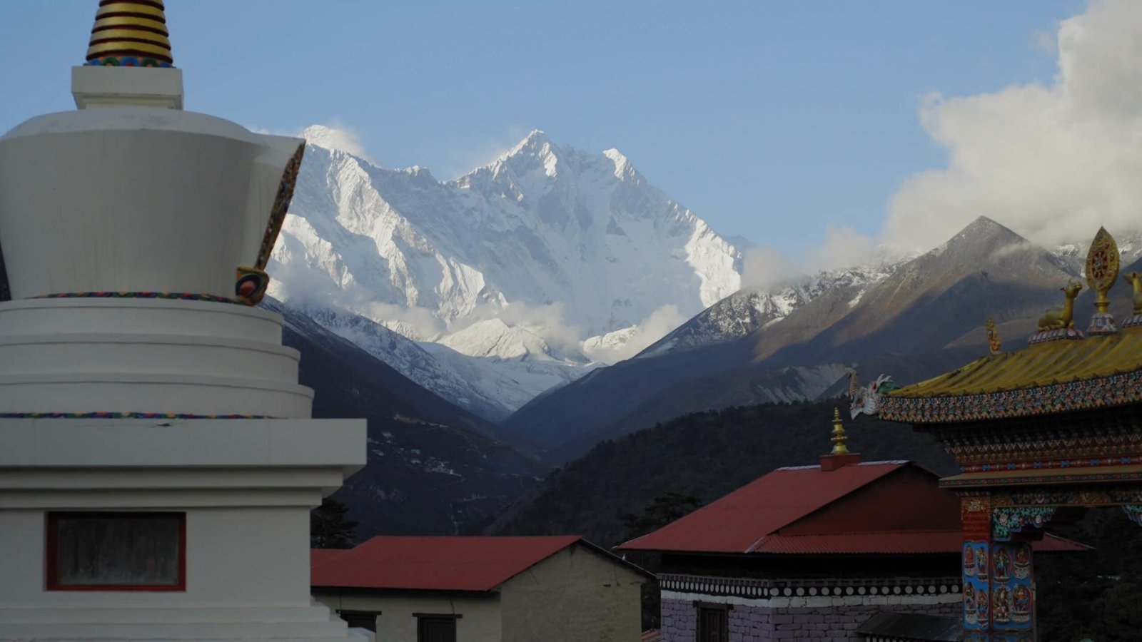 Casas típicas de la zona y al final de estas se ve la cima del Himalaya cubierta de nieve